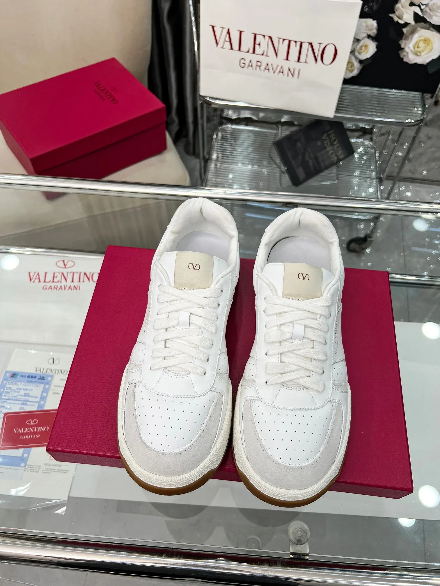 【Valentino】P: 660💰 Couple style, size: women 35-40▪️men 39-44 (customized at 45.46) Valentino 𝑶𝒏𝒆𝑺𝒕𝒖𝒅 Couple sports shoes series Valentino 2025 new couple sports shoes are on sale. The original ZP purchase and disassembly. Repeated pattern making and modification. 1:1 restoration! Top luxury masterpiece, lace-up design, soft and comfortable imported calfskin brings excellent elegant texture and excellent on-foot comfort. Top purchasing version upper: imported calfskin surface/original oil edge craftsmanship. Lining: water-dyed sheepskin lining. Outsole: original development 𝐓𝐏𝐔 two-color combination outsole. Packaging: full package with original configuration.